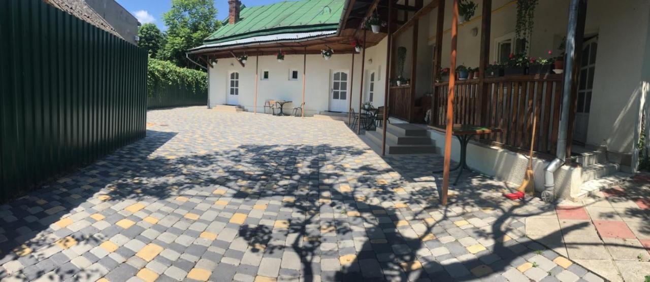 Gelena Гостьовий Двір Uzhhorod Exterior foto